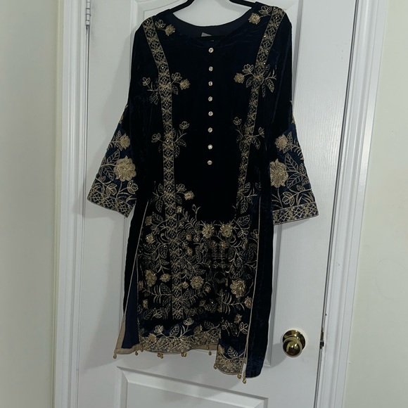 Pakistani 3 peice velvet suit - Picture 2 of 11